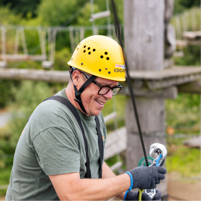 Junge Frau mit Helm und Sicherung l�chelt in die Kamera
