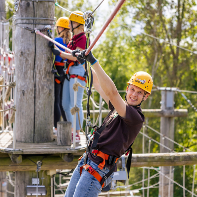 Drei Erwachsene klettern in der Anlage