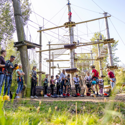 Eine Gruppe bei der Einweisung am Boden 