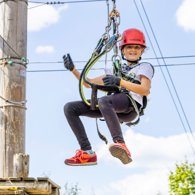 Ein Kind hat sich in Kletterausr�stung abgeseilt