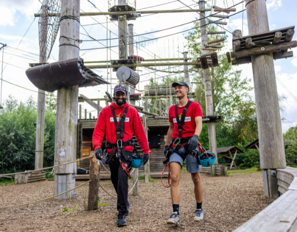 Zwei junge M�nner gehen durch den Kletterpark