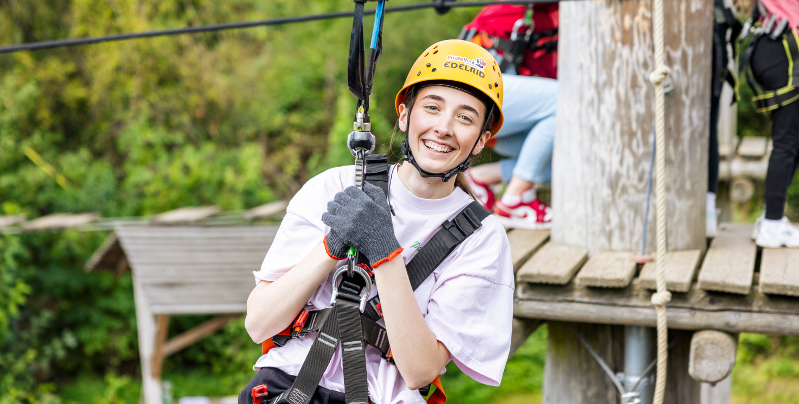 Kind mit Helm und Sicherung schaut in Kamera