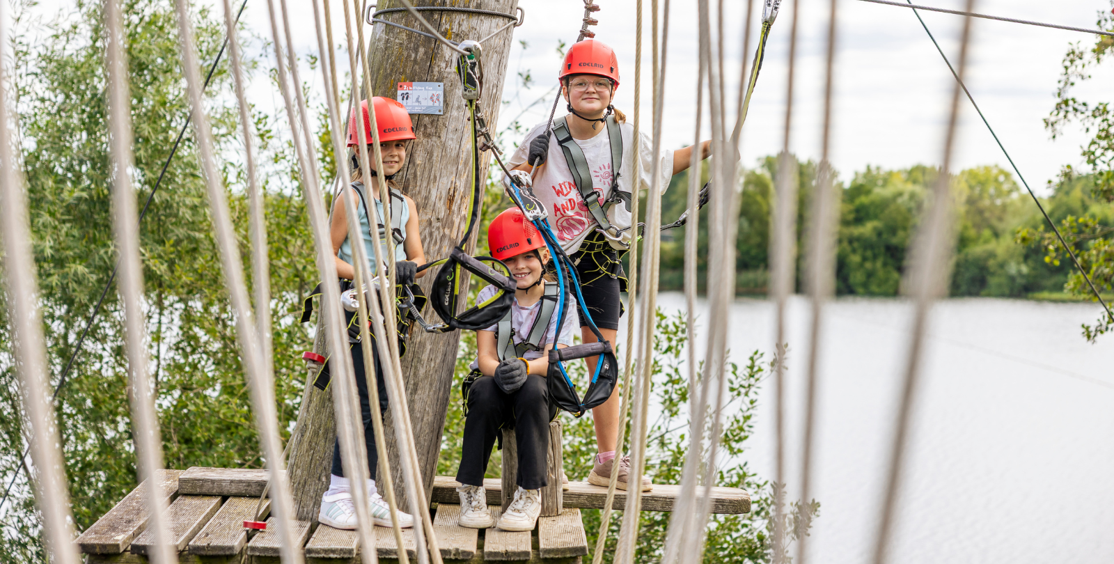 Panoramablick ber die Kletteranlage mit mehreren Kindern und Jugendlichen beim klettern