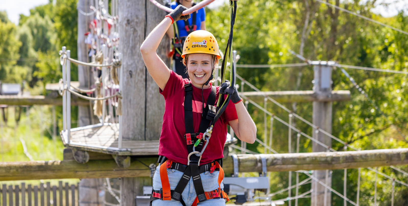 Ein Kind und 2 Jugendliche stehe auf der Plattform eines Schiffmastes